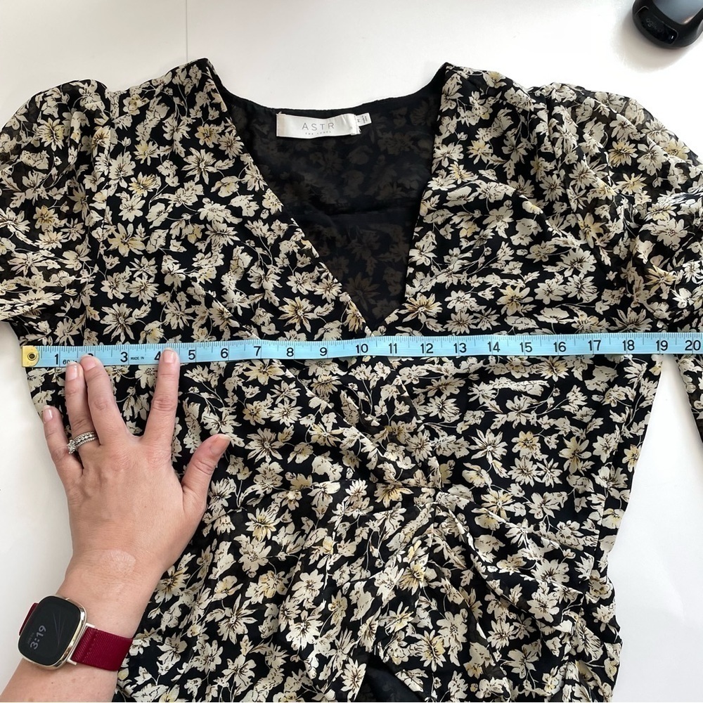 ASTR Black Floral Wrap Front Black Yellow Floral Long Sleeve Top Blouse Size Med - Picture 10 of 10